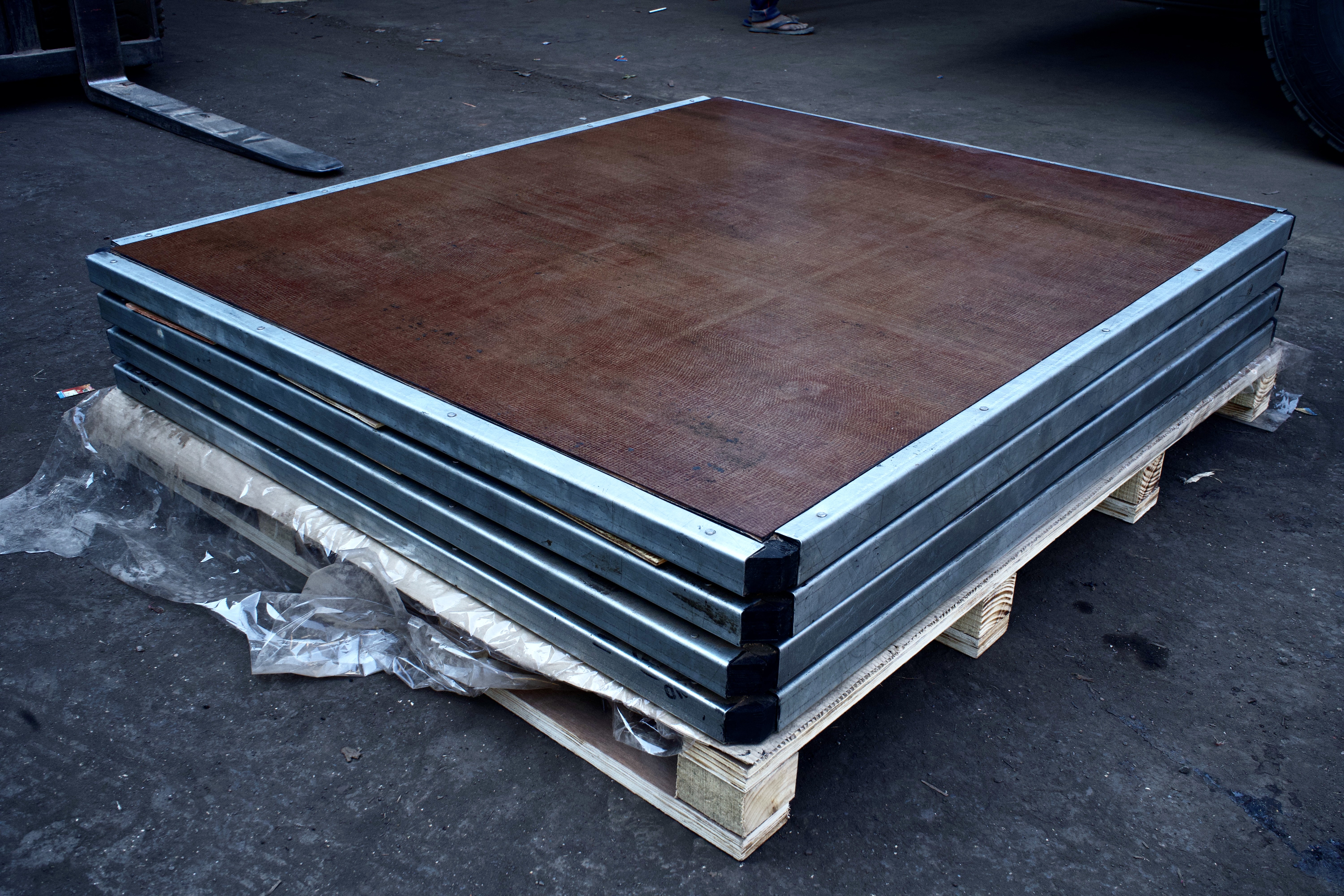 Rhino Composite Pallet for concrete block machines showing high-density hardwood layers and durable surface finish.